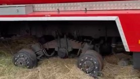 Mașină de pompieri de la Cernobîl, vandalizată de ruși. I-au furat până și roțile și farurile